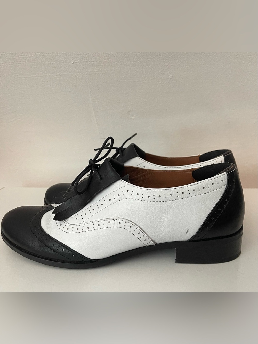 Julia Bo Two-Tone Spectator Oxfords with Fringe Size 39 - Picture 6 of 10
